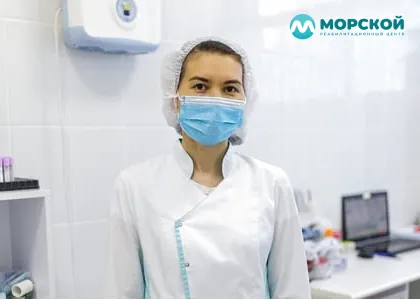 Кодирование Алгоминалом в частной клинике Медсестра в белом халате и маске